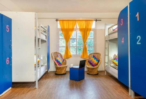 a room with three chairs and a window at Oak Land House in Manāli
