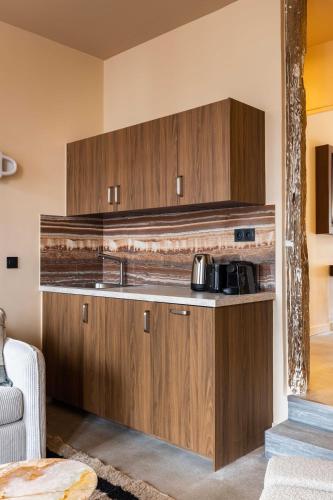 - une cuisine avec des placards en bois dans l'établissement Magnificent apt - 3BD-8P - Coeur du Marais, à Paris