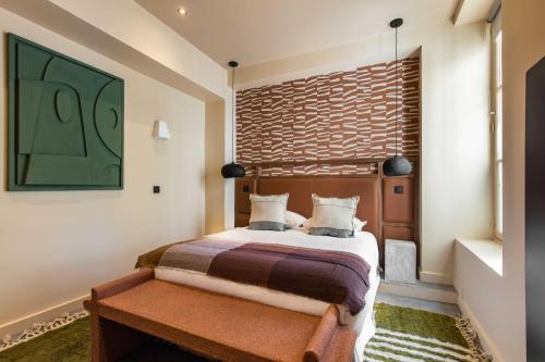 une chambre avec un lit et une grande fenêtre dans l'établissement Magnificent apt - 3BD-8P - Coeur du Marais, à Paris