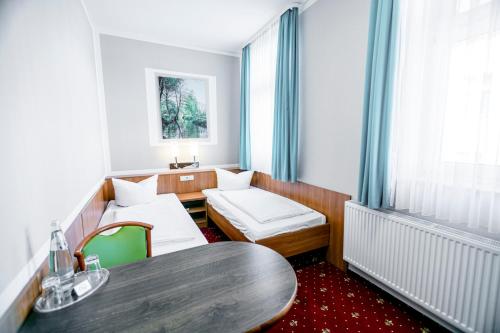 a room with a table and chairs and a window at Hotel Zum Goldenen Löwen in Peitz