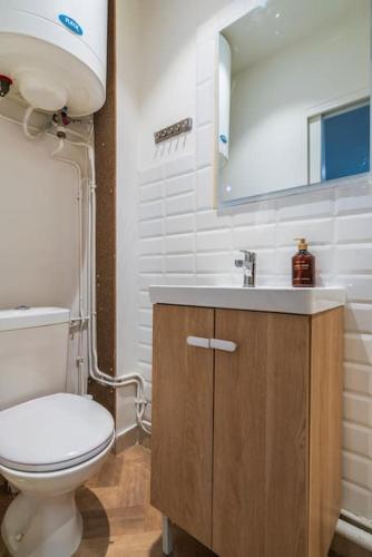 une salle de bain avec toilettes, lavabo et miroir dans l'établissement Studio avec terrasse #SacréCœur #Montmartre, à Paris