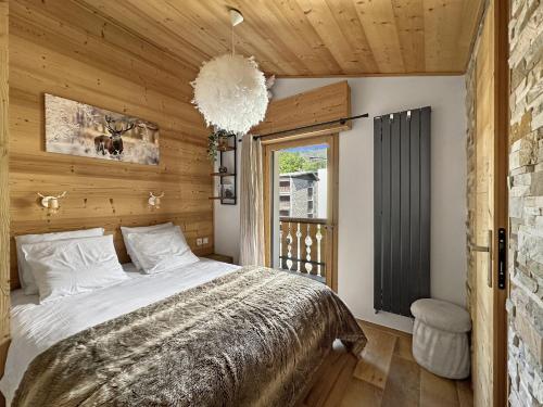 une chambre avec un grand lit et une fenêtre dans l'établissement GR450 6 Pers Centre Carroz, aux Carroz d'Arâches