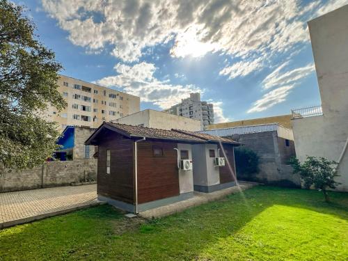 a small house in the middle of a yard at Chalés no meu quintal in Louro Müller