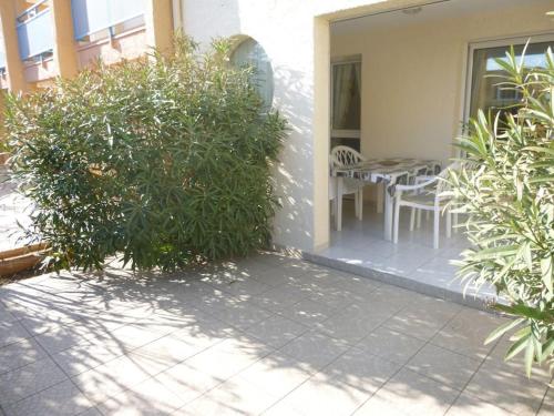 T2 RDC terrasse parking et piscine à 50 m- plage V0743