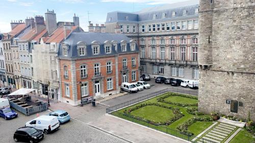 una città con auto parcheggiate di fronte agli edifici di HYPER CENTRE, REMPARTS, VIEILLE VILLE , COSY, possible tout faire à pieds a Boulogne-sur-Mer