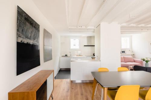 Il comprend un salon avec une table à manger et une cuisine. dans l'établissement GuestReady - Estadia tranquila em Le Marais, à Paris