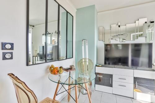 - une cuisine avec une table en verre et des chaises dans l'établissement GuestReady - Appt Heidi Braesch, à Nice