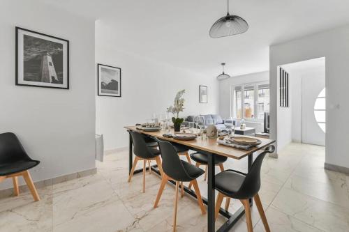 une cuisine et une salle à manger avec une table et des chaises dans l'établissement La Maisonnette - Séjour à 8 - Wifi - Paris et Disney, à Villiers-sur-Marne