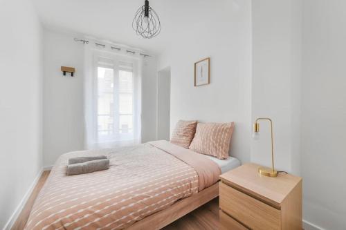 - une chambre blanche avec un lit et une table de nuit dans l'établissement La Maisonnette - Séjour à 8 - Wifi - Paris et Disney, à Villiers-sur-Marne
