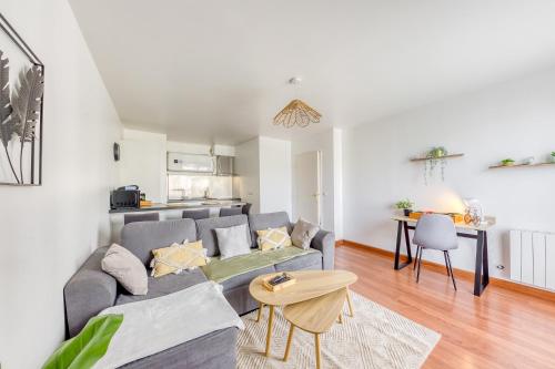 un salon avec un canapé et une table dans l'établissement Paris Métro 7 Parking gratuit, à Villejuif