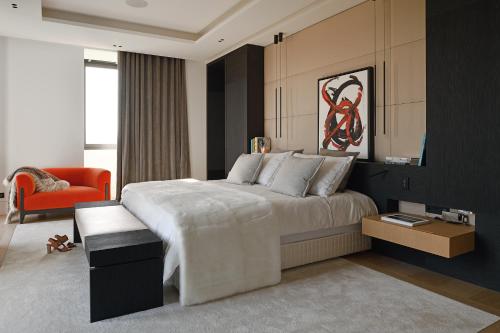 une chambre avec un grand lit et une chaise rouge dans l'établissement Château de Neydens, à Saint-Cergues