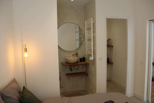 - un salon avec un miroir et un canapé dans l'établissement Le Cactus - Appartement avec terrasse, à Marseille