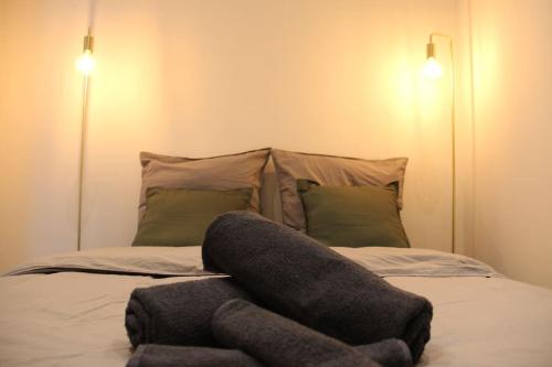 un lit avec deux oreillers dessus dans l'établissement Le Cactus - Appartement avec terrasse, à Marseille