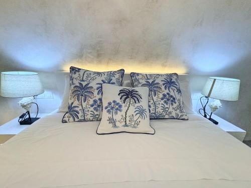 El PrisにあるLa Casa De Sandalioのベッド1台(ヤシの木の上に枕2つ付)