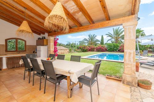 Bazén v ubytovaní Villa Cal Beato by Sealand Villas alebo v jeho blízkosti