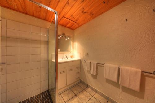 uma casa de banho com um chuveiro e um lavatório. em Stanley Seaview Inn em Stanley