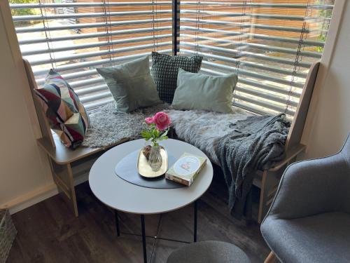 a room with a bed in a window with a table at Tiny Haus Park Fritzlar in Fritzlar
