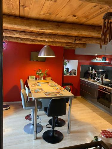 une cuisine avec une table et des chaises dans une pièce dans l'établissement la belle étape, à Le Bouchet-Saint-Nicolas