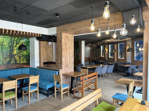 a restaurant with wooden tables and chairs at Aparthotel Jahorinski Konaci in Jahorina