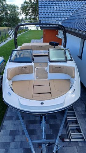 una barca bianca è parcheggiata sopra una casa di Hotel Piast a Myślibórz