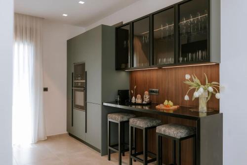 Η κουζίνα ή μικρή κουζίνα στο Sorores Villa Seaside Living,By IdealStay Experience