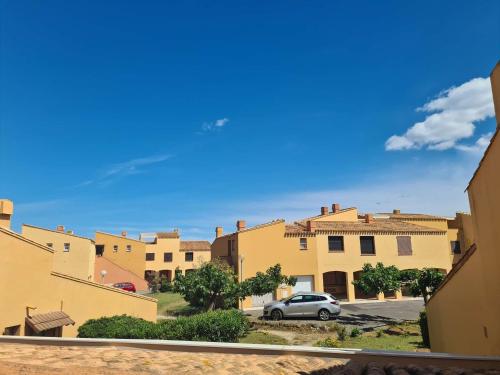 Appartement T2 avec Parking et Accès Direct à la Plage - FR-1-249-129