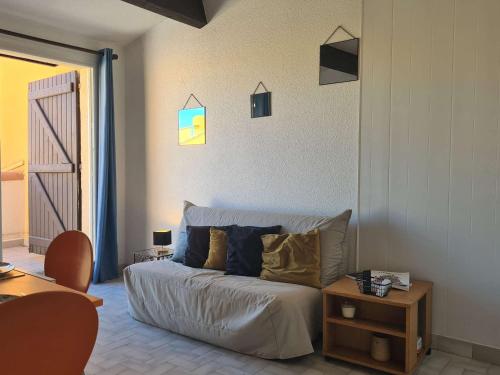 - une chambre avec un lit, une table et une porte dans l'établissement Appartement T2 avec Parking et Accès Direct à la Plage - FR-1-249-129, au Cap d'Agde