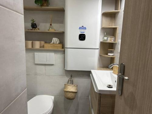 une petite salle de bain avec toilettes et lavabo dans l'établissement Studio climatisé à 200m de la plage avec balcon, parking et ménage inclus - Bormes-les-Mimosas - FR-1-251-836, à Bormes-les-Mimosas
