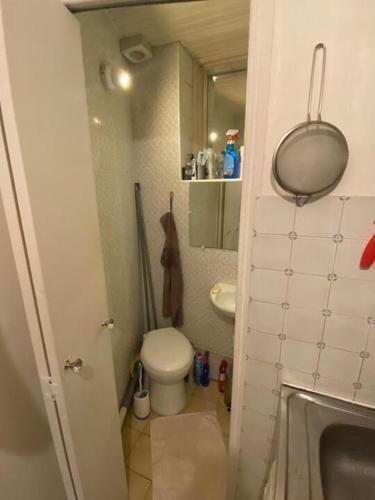 une petite salle de bain avec toilettes et lavabo dans l'établissement Élégance et Confort proche Bastille, à Paris