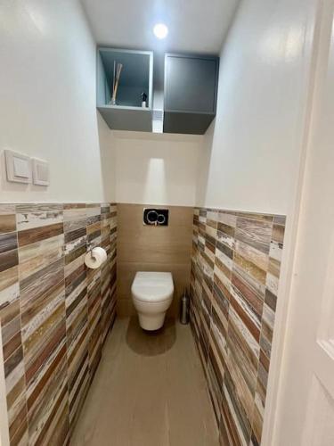 Elle comprend une petite salle de bains pourvue de toilettes. dans l'établissement Appartement 2 pIeces rdc de villa Mouans Sartoux, à Mouans-Sartoux