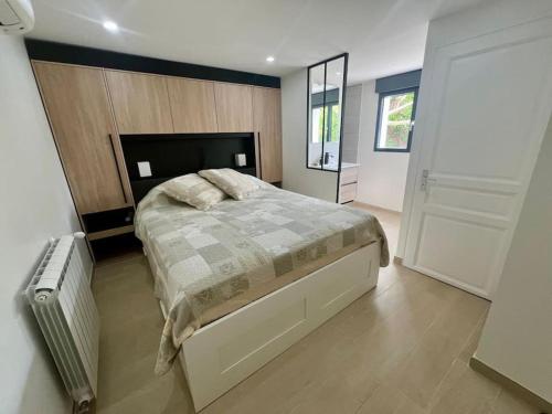 Ένα ή περισσότερα κρεβάτια σε δωμάτιο στο Appartement 2 pIeces rdc de villa Mouans Sartoux