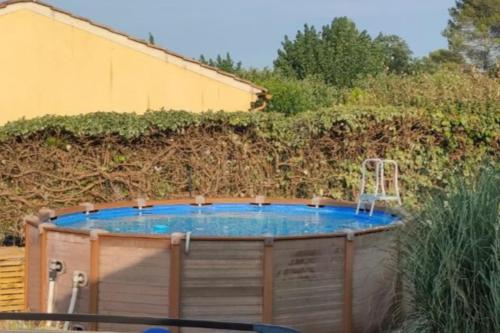 un bain à remous dans un jardin avec une clôture dans l'établissement Villa Les Brouadettes, à Montfort-sur-Argens