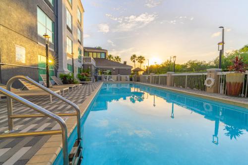 a swimming pool at a apartment complex with a building at Hampton Inn St Augustine Downtown Historic Distric in St. Augustine