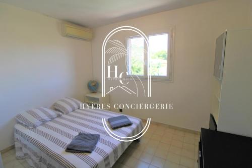 a bedroom with a bed and a window in a room at Villa 4 Chambres Jardin Jacuzzi Hyères PK CLIM By HC in Hyères