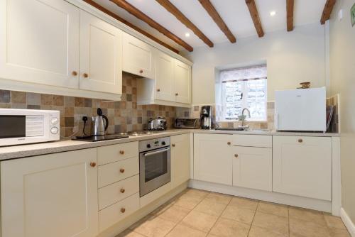 Køkken eller tekøkken på Brackendale Cottage Upperdale Peak District