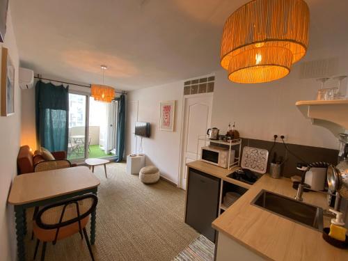 un salon avec une cuisine et un salon avec une cuisine dans l'établissement Superbe T2 coté gare Parking Clim Wifi Terrasse !, à Sète