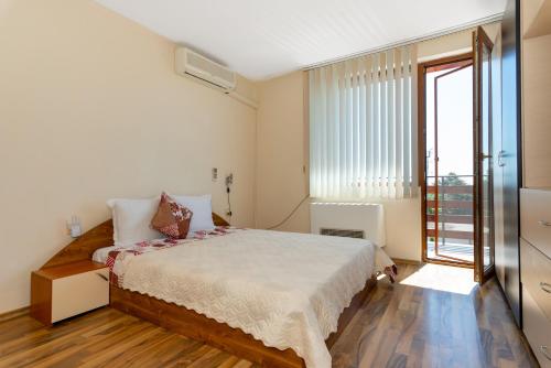 Postel nebo postele na pokoji v ubytování Royal Blue Sea View Resort Old Nessebar