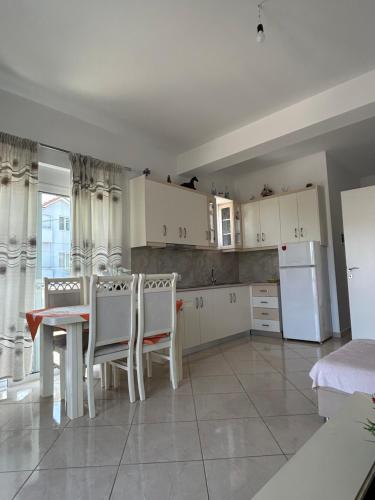Dapur atau dapur kecil di Vila Viktori