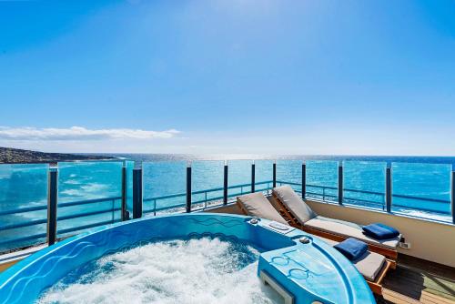 bañera de hidromasaje en un balcón con vistas al océano en La Mar Loft Apartment with Hot Tub, en Puertito de Güímar
