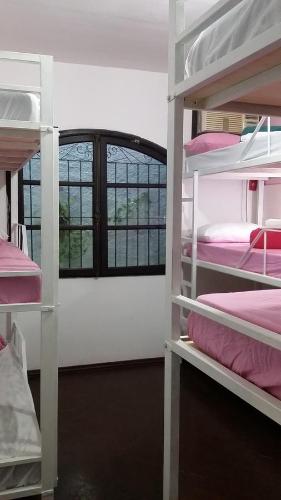 Двухъярусная кровать или двухъярусные кровати в номере Brumar Inn