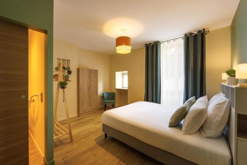 une chambre d'hôtel avec un lit et une fenêtre dans l'établissement gite D'line, à Voiteur