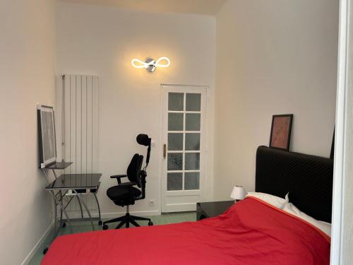 - une chambre avec un lit rouge et un bureau dans l'établissement Appart hyper centre Nice, à Nice