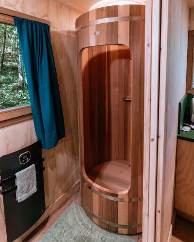 - une petite douche en bois dans une petite maison dans l'établissement Domaine de Ribeaugoutte, à Saint-Nabord