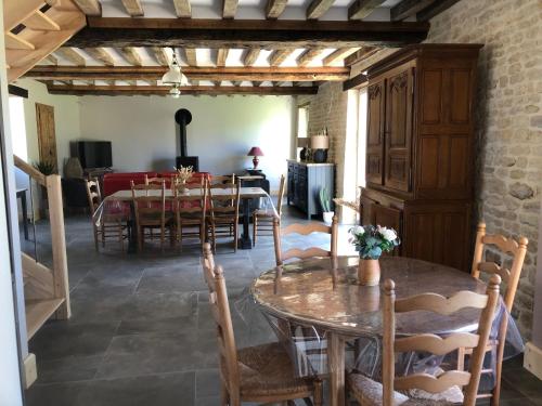 une salle à manger avec une table et des chaises dans l'établissement Maison Pearson-Juno Beach, à Graye-sur-Mer