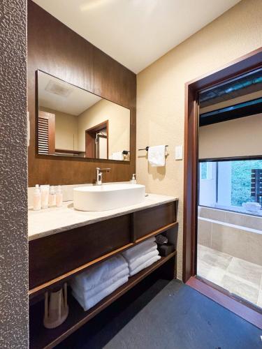 a bathroom with a sink and a mirror at AKNOT hakone 大涌谷を望むモダニズム建築 東京から90分 in Hakone