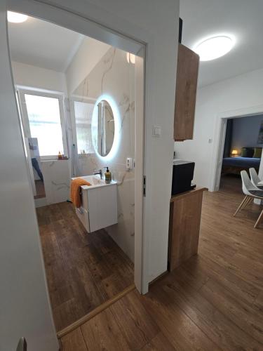 Televízia a/alebo spoločenská miestnosť v ubytovaní Apartmány Centro & Jacuzzi