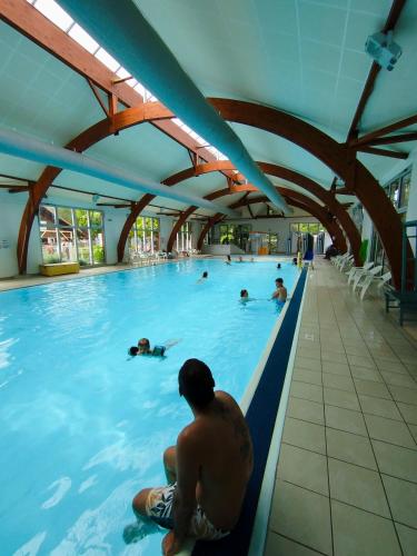un groupe de personnes nageant dans une piscine dans l'établissement Mobil-home, à Gastes
