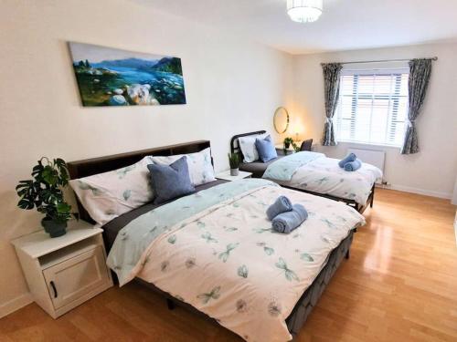 a bedroom with two twin beds at Luxury City Centre Apartment- Free Parking in Leicester
