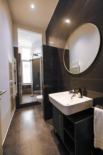 Ванная комната в Dilo Apartments Berlin - Akazien Residenz Apartments - große Ferienwohnungen für Gruppen