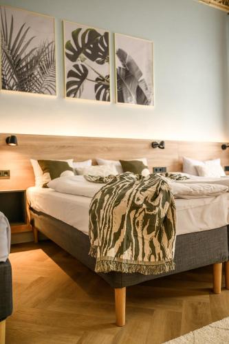 Кровать или кровати в номере Dilo Apartments Berlin - Akazien Residenz Apartments - große Ferienwohnungen für Gruppen